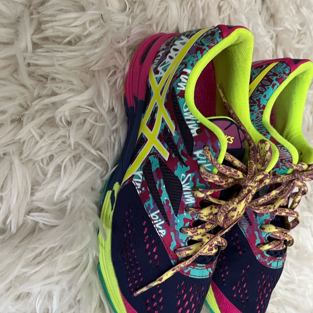 ASICS running shoes. - Picture 2 of 7
